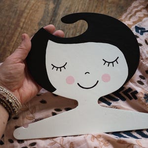 Cintre en bois pour chambre d'enfant, joli visage de fille peint à la main