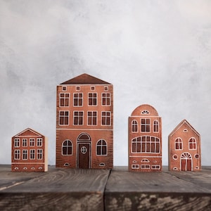 Satz von 4 - handbemaltHolz Dorf, Miniatur-Häuser, von Hand bemalt, Holz Block Spielzeughaus, kleine Holzhäuser, dekorative Haus