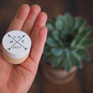 gepersonaliseerde handgeschilderde ringdoos met initialen en trouwdatum, hipster, ringdragerdoos, gepersonaliseerd - trouwhandboek, verlovingsdoos