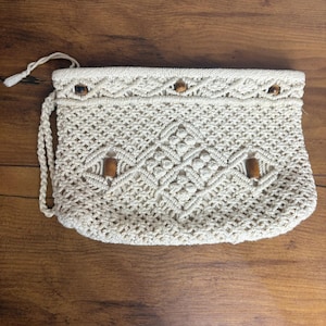 Bolso de mano de macramé hecho a mano con cuentas de madera y cierre de cremallera estilo boho retro vintage