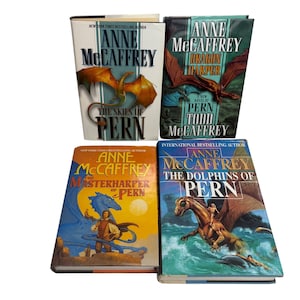 Anne McCaffrey 4 Książki z serii Pern Twarde okładki Niebiosa Delfiny Mistrz Harfiarz Smoki Kin HBDJ