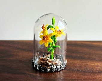 Tiny Yellow Tiger Lily Glass Dome / Botanical Specimen / Yellow Daylily / Micro Diorama / Dollhouse Terrarium / Micro Lily / Mini Diorama