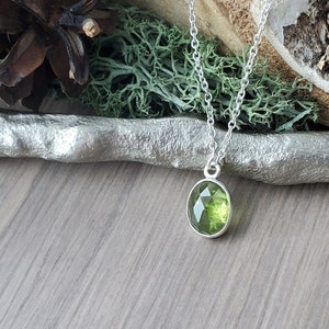 Collar de peridoto, plata de ley, piedra natal de agosto, collar de agosto, peridoto genuino, peridoto simple, peridoto minimalista, moderno, agosto