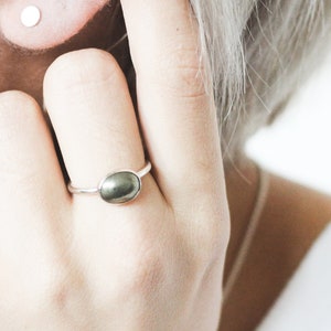 Anillo de pirita, plata de ley, pirita dorada, oro de los tontos, anillo de pirita moderno, pirita ovalada, anillo de pirita simple, piedra metálica, joyería de pirita
