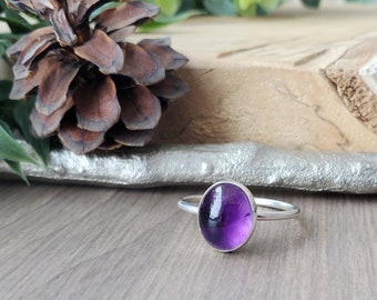 Amethyst Ring, oval, glatt, dunkellila, Sterlingsilber, Februar Geburtsstein, lila Geburtsstein, Februar Geschenk, kleiner Amethyst, echt