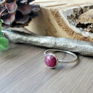 Bague rubis, argent sterling, rubis véritable, pierre de naissance de juillet, bague de juillet, cadeau de juillet, bijoux de juillet, bijoux en rubis, rubis minimaliste, rubis rond