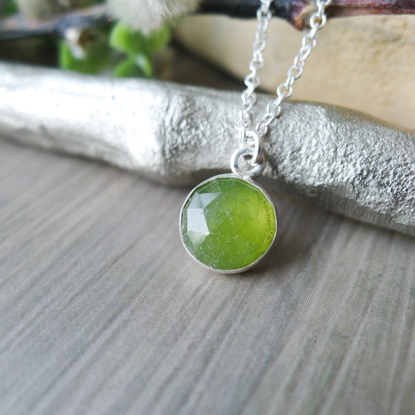 Collana Vesuvianite, Argento sterling, Verde lime, Pietra preziosa, Rotondo, Sfaccettato, Taglio rosa, Genuino, Verde, Giallo, Vera Vesuvianite, Verde acido