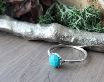 Turquoise ring, sterling zilver, rond, minimalistisch, gefacetteerd, december ring, december geboortesteen, blauw, natuurlijk, Arizona Turquoise, Teal Blue