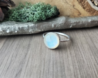 Moonstone Ring, Sterling Silver, Circle Moonstone, Rainbow Moonstone, Round Moonstone, Rainbow Stone, Modern Ring, Simple Moonstone