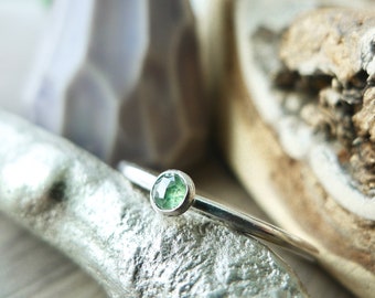 Anillo de diamantes verdes, minimalista, diamante genuino, plata de ley, anillo de promesa, joyería de diamantes, anillo de apilamiento de diamantes, anillo de diamantes de plata