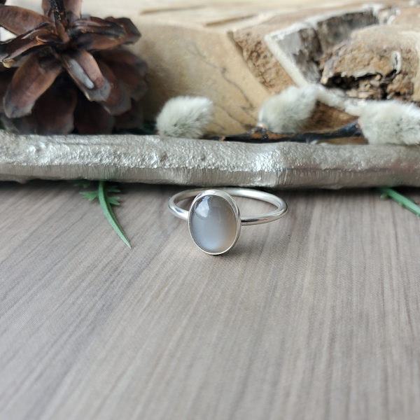 Grauer Mondstein Ring, Sterling Silber, Mondstein Ring, Minimalist Ring, grau Ring, grau Oval Ring, Oval Ring, minimalistischen grauen Ring, einfach