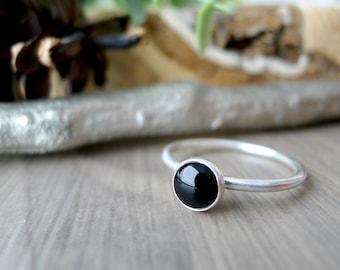 Bague en onyx, bague minimaliste, bague noire, argent sterling, onyx, bague ronde en onyx, bague simple, bague avec pierres précieuses, bague noire minimaliste, lisse