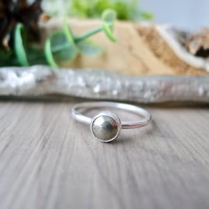 Anillo de pirita, plata de ley, pirita dorada, oro de los tontos, anillo de pirita moderno, pirita redonda, anillo de pirita simple, piedra metálica, minimalista