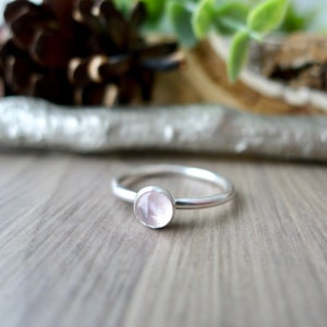 Anillo de cuarzo rosa, plata de ley, piedra natal de enero, piedra natal rosa, redondo, facetado, talla rosa, cuarzo rosa pequeño, genuino, rosa pastel