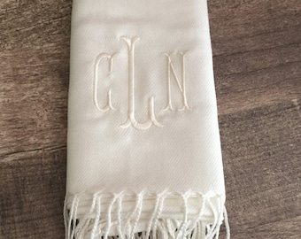 Foulard Pashmina monogrammé - Cadeau demoiselle d’honneur - EVJF - Echarpe Châle monogrammé - Idées cadeaux uniques - Pashmina personnalisé