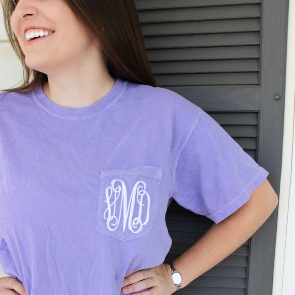 Monogrammed Kurzarm Comfort Colors Pocket T-Shirt - Brautjungfer Geschenk - Junggesellinnenabschied - Comfort Colors Tee - Monogrammed Pocket Tee