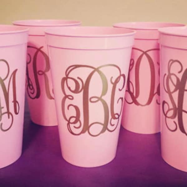 Monogrammed 22 oz Stadium Cup - Cadeaux de demoiselle d’honneur - Enterrement de vie de jeune fille - Verres monogrammés - Coupes monogrammées - Coupes de stade personnalisées