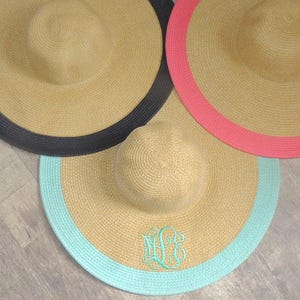 Chapeau souple monogrammé contour large Idées cadeaux de demoiselle d'honneur EVJF chapeau de soleil disquette monogrammé chapeau Derby monogrammé image 1