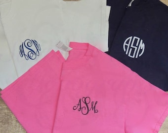 Monogrammed Crewneck Baumwoll T-Shirt - Brautjungfer Geschenkidee - Junggesellenabschied - Monogrammed T-Shirt - Personalisiertes Kurzarm T-Shirt