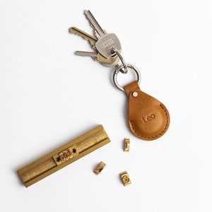 Leather AirTag case, AirTag keyring, AirTag holder, AirTag keychain, AirTag holder leather, Italian Vegetable tanned/ Crazy Horse leather