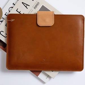 Full Grain Vegetable tanned Leather iPad sleeve with pen holder lined with wool felt. Fits iPad Air 13"/ iPad pro 13"/ iPad Pro 12.9"/ iPad 11"/ iPad mini. Handcrafted.