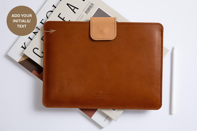 Full Grain Vegetable tanned Leather iPad sleeve with pen holder lined with wool felt. Fits iPad Air 13"/ iPad pro 13"/ iPad Pro 12.9"/ iPad 11"/ iPad mini. Handcrafted.