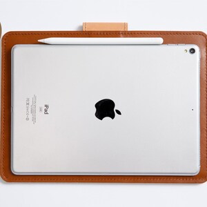 Full Grain Vegetable tanned Leather iPad sleeve with pen holder lined with wool felt. Fits iPad Air 13"/ iPad pro 13"/ iPad Pro 12.9"/ iPad 11"/ iPad mini. Handcrafted.