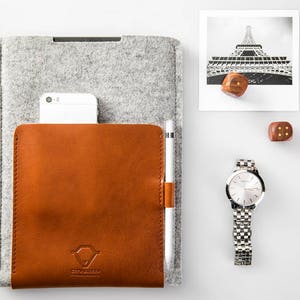 May include: A gray felt sleeve with a brown leather pocket and a white stylus. The sleeve has a logo that says "GRAFFITI"