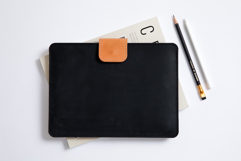Full Grain Vegetable tanned Leather iPad sleeve with pen holder lined with wool felt. Fits iPad Air 13"/ iPad pro 13"/ iPad Pro 12.9"/ iPad 11"/ iPad mini. Handcrafted.