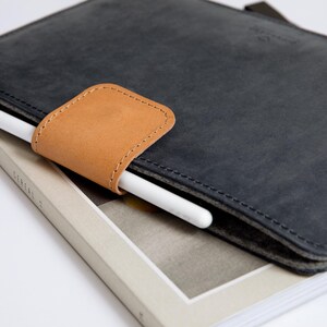 Full Grain Vegetable tanned Leather iPad sleeve with pen holder lined with wool felt. Fits iPad Air 13"/ iPad pro 13"/ iPad Pro 12.9"/ iPad 11"/ iPad mini. Handcrafted.
