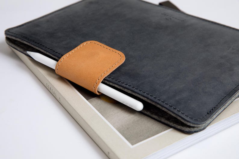Full Grain Vegetable tanned Leather iPad sleeve with pen holder lined with wool felt. Fits iPad Air 13"/ iPad pro 13"/ iPad Pro 12.9"/ iPad 11"/ iPad mini. Handcrafted.