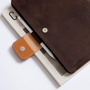 Full Grain Vegetable tanned Leather iPad sleeve with pen holder lined with wool felt. Fits iPad Air 13"/ iPad pro 13"/ iPad Pro 12.9"/ iPad 11"/ iPad mini. Handcrafted.