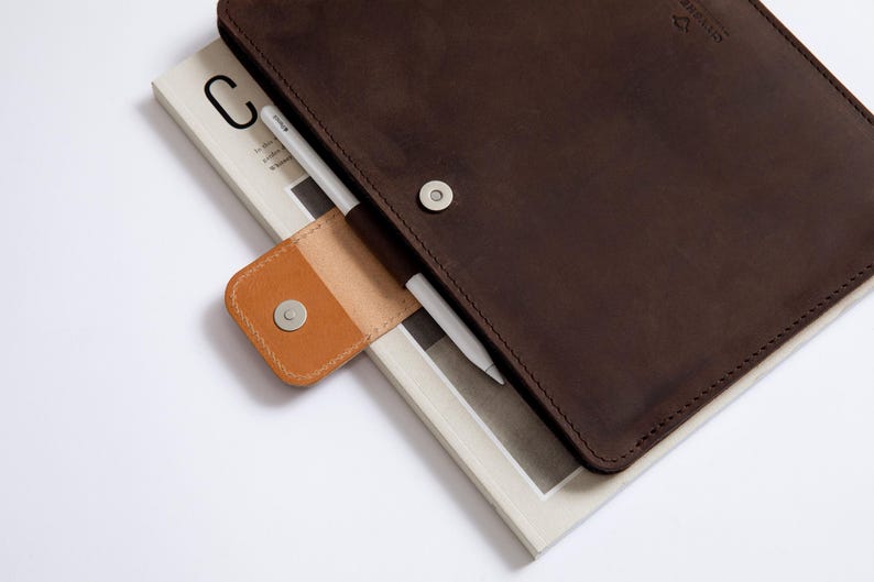 Full Grain Vegetable tanned Leather iPad sleeve with pen holder lined with wool felt. Fits iPad Air 13"/ iPad pro 13"/ iPad Pro 12.9"/ iPad 11"/ iPad mini. Handcrafted.