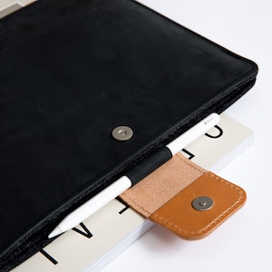 Full Grain Vegetable tanned Leather iPad sleeve with pen holder lined with wool felt. Fits iPad Air 13"/ iPad pro 13"/ iPad Pro 12.9"/ iPad 11"/ iPad mini. Handcrafted.