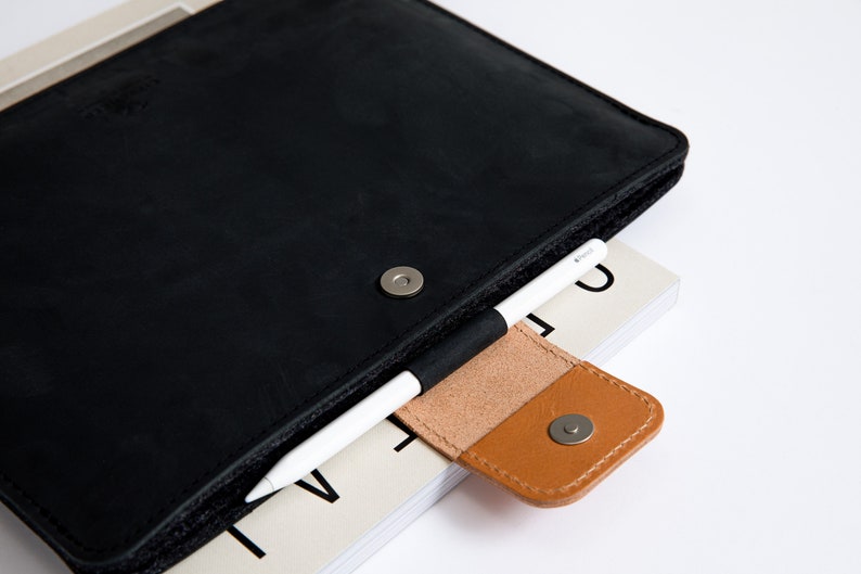 Full Grain Vegetable tanned Leather iPad sleeve with pen holder lined with wool felt. Fits iPad Air 13"/ iPad pro 13"/ iPad Pro 12.9"/ iPad 11"/ iPad mini. Handcrafted.