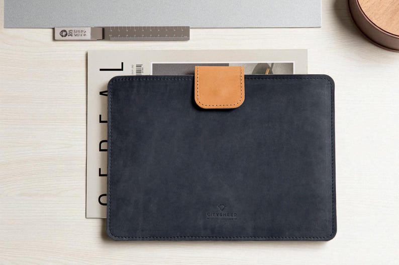 Full Grain Vegetable tanned Leather iPad sleeve with pen holder lined with wool felt. Fits iPad Air 13"/ iPad pro 13"/ iPad Pro 12.9"/ iPad 11"/ iPad mini. Handcrafted.