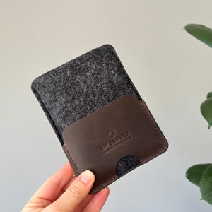 Porta-passaporte masculino feminino marrom/preto/cinza/tan couro de grão integral e capa de passaporte de feltro de lã pura com slot para identificação ou cartões de visita