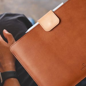 Full Grain Vegetable tanned Leather iPad sleeve with pen holder lined with wool felt. Fits iPad Air 13"/ iPad pro 13"/ iPad Pro 12.9"/ iPad 11"/ iPad mini. Handcrafted.