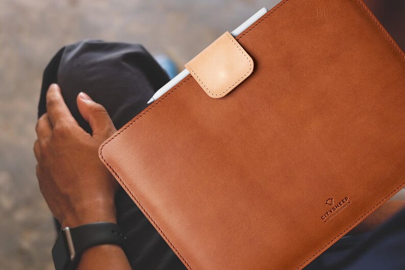 Full Grain Vegetable tanned Leather iPad sleeve with pen holder lined with wool felt. Fits iPad Air 13"/ iPad pro 13"/ iPad Pro 12.9"/ iPad 11"/ iPad mini. Handcrafted.