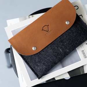 May include: A gray felt pouch with a brown leather flap. The flap has a logo embossed in it that says "CITYSHEEP - Simple & Minimal".