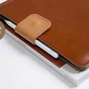 Full Grain Vegetable tanned Leather iPad sleeve with pen holder lined with wool felt. Fits iPad Air 13"/ iPad pro 13"/ iPad Pro 12.9"/ iPad 11"/ iPad mini. Handcrafted.