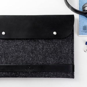 Leather and felt laptop case.