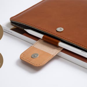 Full Grain Vegetable tanned Leather iPad sleeve with pen holder lined with wool felt. Fits iPad Air 13"/ iPad pro 13"/ iPad Pro 12.9"/ iPad 11"/ iPad mini. Handcrafted.
