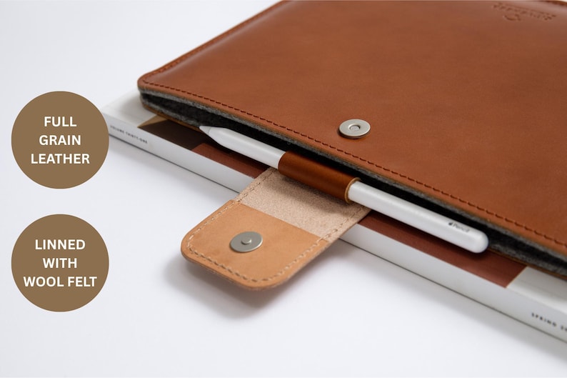 Full Grain Vegetable tanned Leather iPad sleeve with pen holder lined with wool felt. Fits iPad Air 13"/ iPad pro 13"/ iPad Pro 12.9"/ iPad 11"/ iPad mini. Handcrafted.