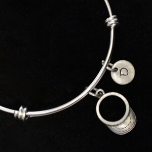 Può includere: Un braccialetto con ciondolo in argento con un ciondolo in argento a forma di berretto da baseball e un ciondolo in argento con la lettera "D" incisa.