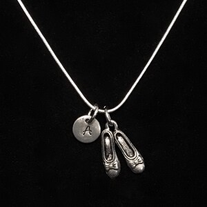 Halsband i sterlingsilver med rubinfärgade tofflor, halsband i sterlingsilver med sagofigur, halsband i sterlingsilver med oz-motiv, halsband med skor qb106