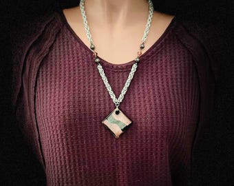 Necklace in silver Byzantine chainmaille with magenta and black pendant - 26" long