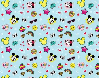 Puede incluir: Un fondo azul claro con un patrón repetitivo de varias imágenes de dibujos animados coloridos. Las imágenes incluyen Mickey Mouse, Minnie Mouse, corazones, estrellas, arcoíris, limones, gafas de sol y burbujas de diálogo con las palabras "BAE", "RAD" y "OH BOY!"