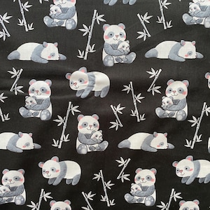 Verspielte Pandas auf Schwarz 100% Baumwoll-Stoff ** Schiffe aus Kalifornien ## Klicken Sie auf Artikeldetails