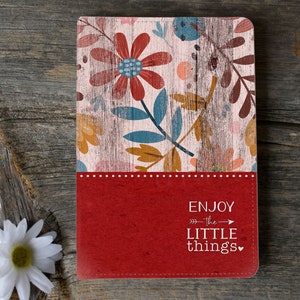 以下が含まれることがあります： 花柄の赤いジャーナルで、表紙に「ENJOY -the- LITTLE things」という文字が書かれています。